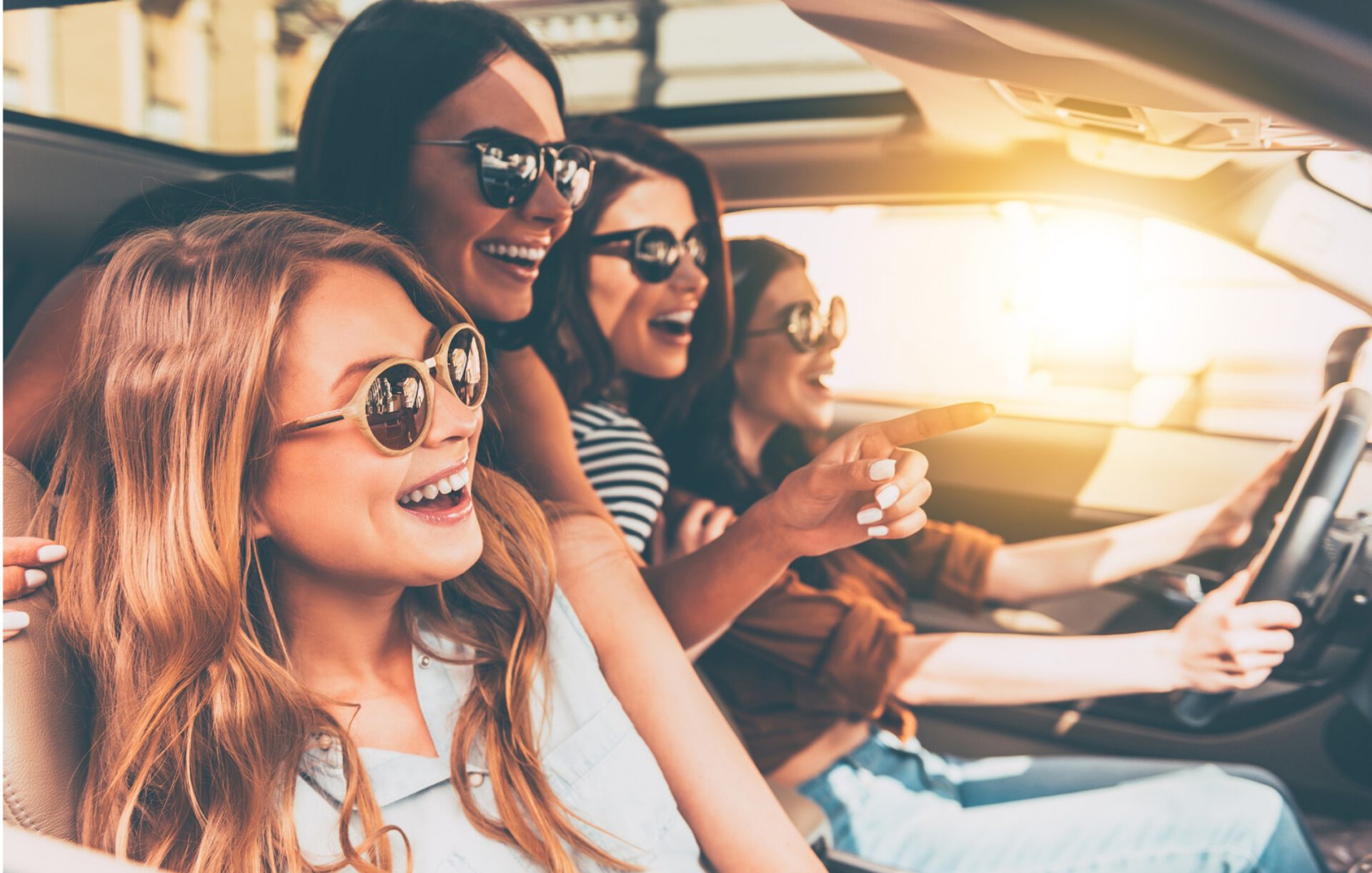 楽しくドライブしている女性達の姿