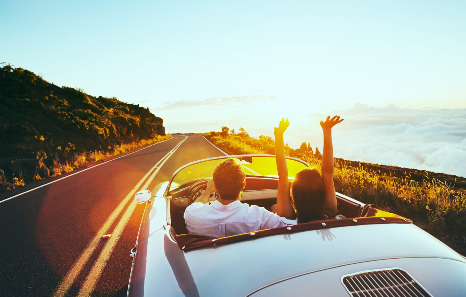 雲の上をドライブしているカップルの姿