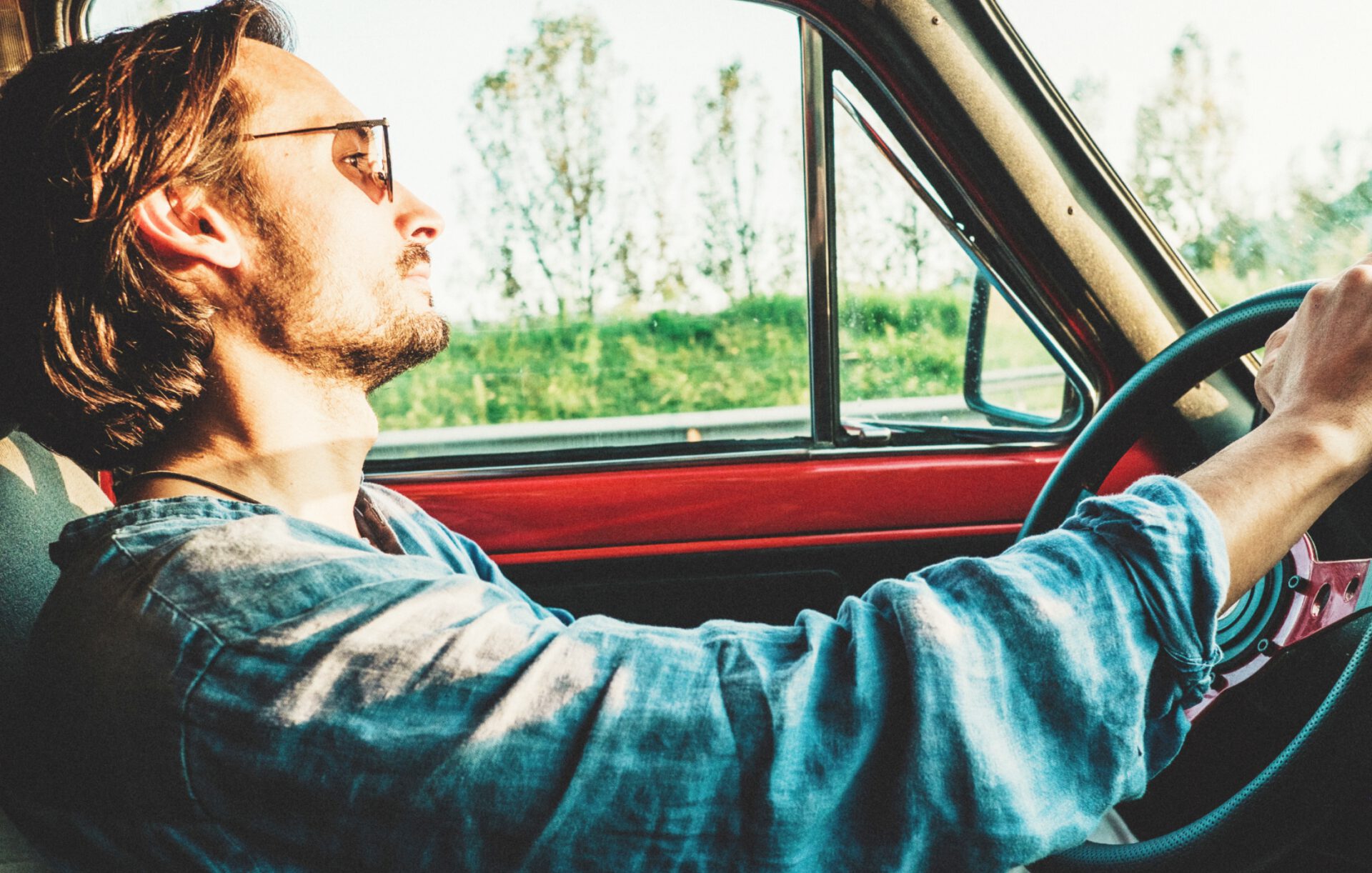 ドライブ中の男性の姿