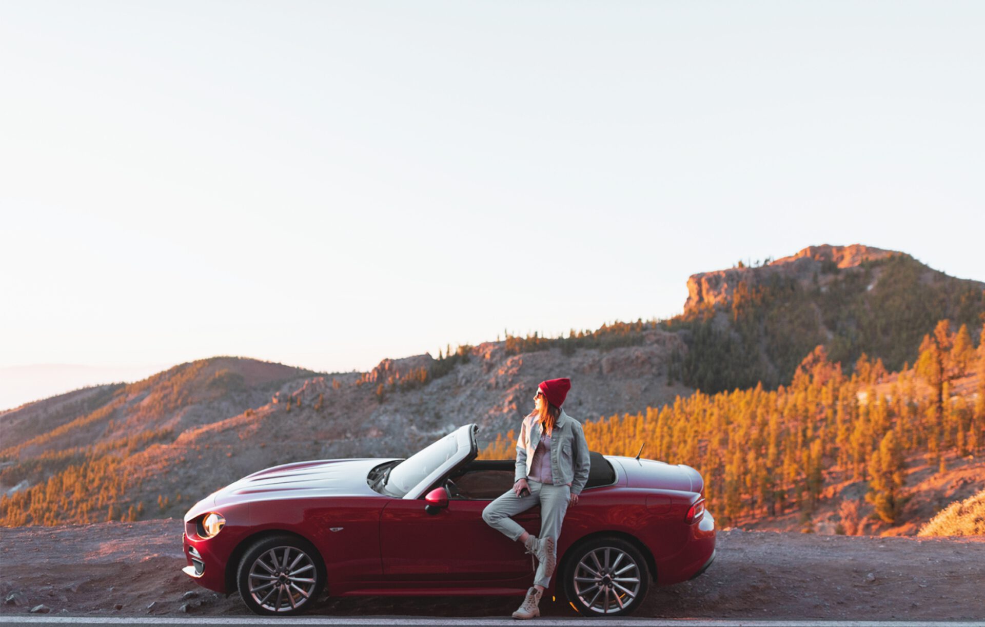 車を停めて景色を眺めている人